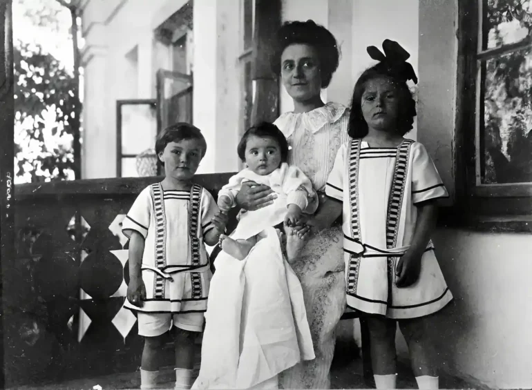 Т. Ф. Шлёцер-Скрябина с детьми (слева направо) Юлианом, Мариной, Ариадной. 1911 год, имение Образцово-Карпово Серпуховского уезда (сейчас - Б. Образцово, г. Ступино). Фотография из "Википедии", см. также А. Н. Скрябин в пространствах культуры ХХ века. — М.: Композитор, 2009. — 368 с. — ISBN 5-85285-313-5. С. 173; https://scriabin.museum-online.moscow/entity/OBJECT/22449.