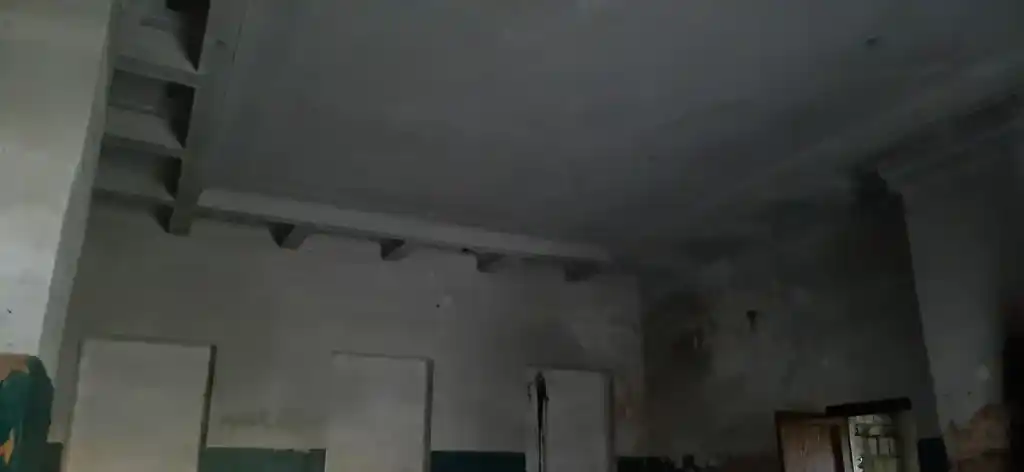 Потолок, зал ожидания на заброшенном вокзале в Мякинино Ступинского городского округа. (1940 год) Август 2023 года. Фотография Залата Татьяны.