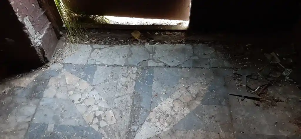 Пол на вокзале в Мякинино Ступинского городского округа. Август 2023 года. Фотография Залата Татьяны.