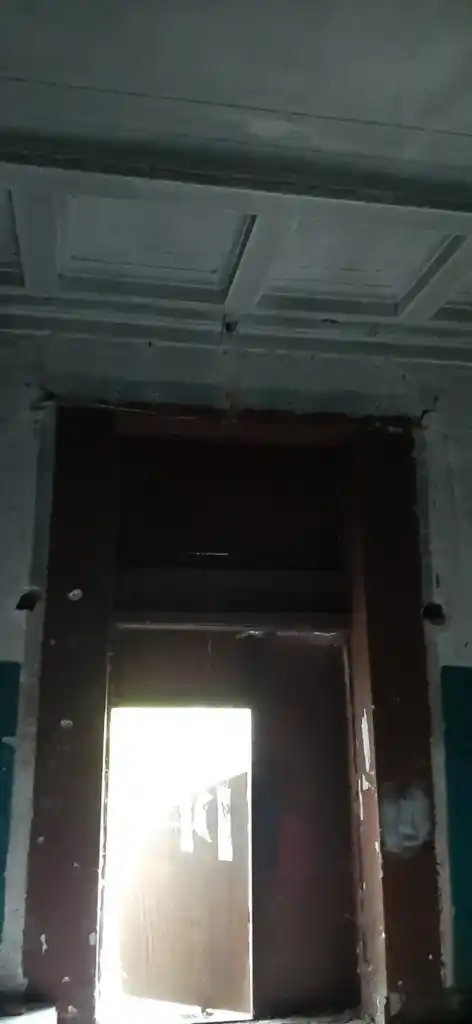Входная группа и потолок на вокзале в Мякинино Ступинского городского округа. Август 2023 года. Фотография Залата Татьяны.