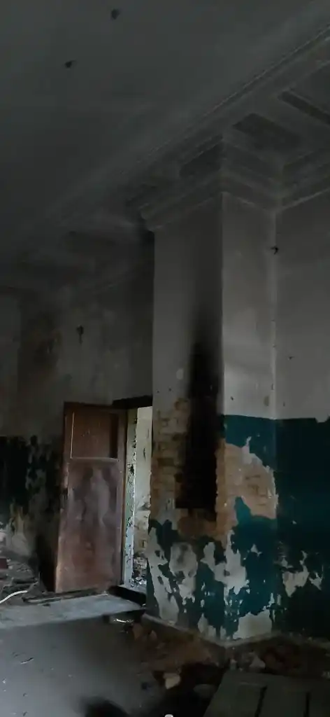 Декоративные элементы в зале ожидания на заброшенном вокзале в Мякинино Ступинского городского округа. Август 2023 года. Фотография Залата Татьяны.