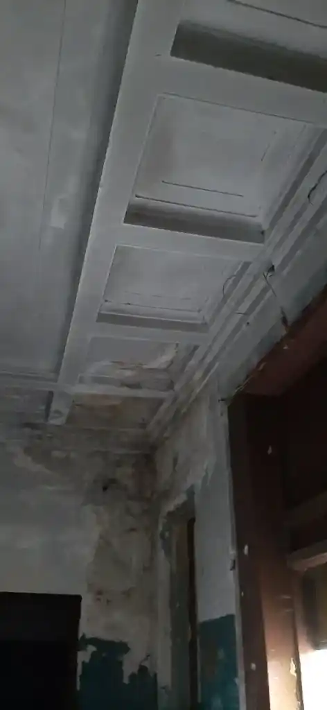 Потолок в зале ожидания на заброшенном вокзале в Мякинино Ступинского городского округа. Август 2023 года. Фотография Залата Татьяны.