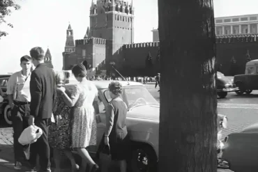 Кадр из фильма "Я шагаю по Москве" (1963, реж. Г. Данелия).
