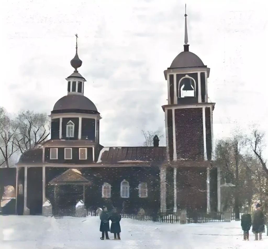 Церковь Архангела Михаила с. Федосьино Коломенского уезда, 1915. Колоризированная версия фотографии. Источник оригинальной черно-белой фотографии: известия Императорской Археологической комиссии / Вопросы реставрации, вып. 16. – Вып. 59. – Петроград: тип. Главного управления уделов, 1915. – С. 91.