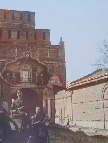 Коломна, Пятницкие ворота. Колоризированная фотография.