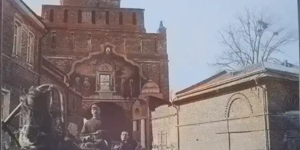 Коломна, Пятницкие ворота. Колоризированная фотография.
