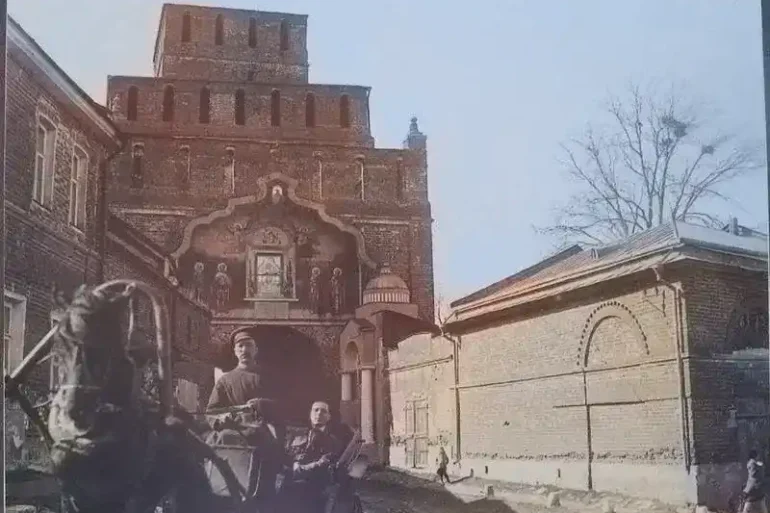 Коломна, Пятницкие ворота. Колоризированная фотография.