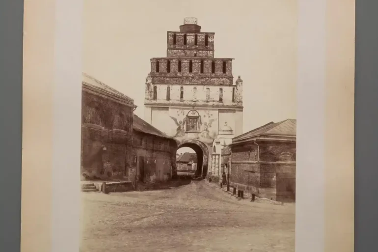 Фото 1 из статьи "Первые фотографии Коломны: реконструкция альбома Аласина", автор - Блог проекта "Наследие С. М. Прокудина-Горского". Пятницкие ворота Коломенского кремля. Источник: ГИМ.