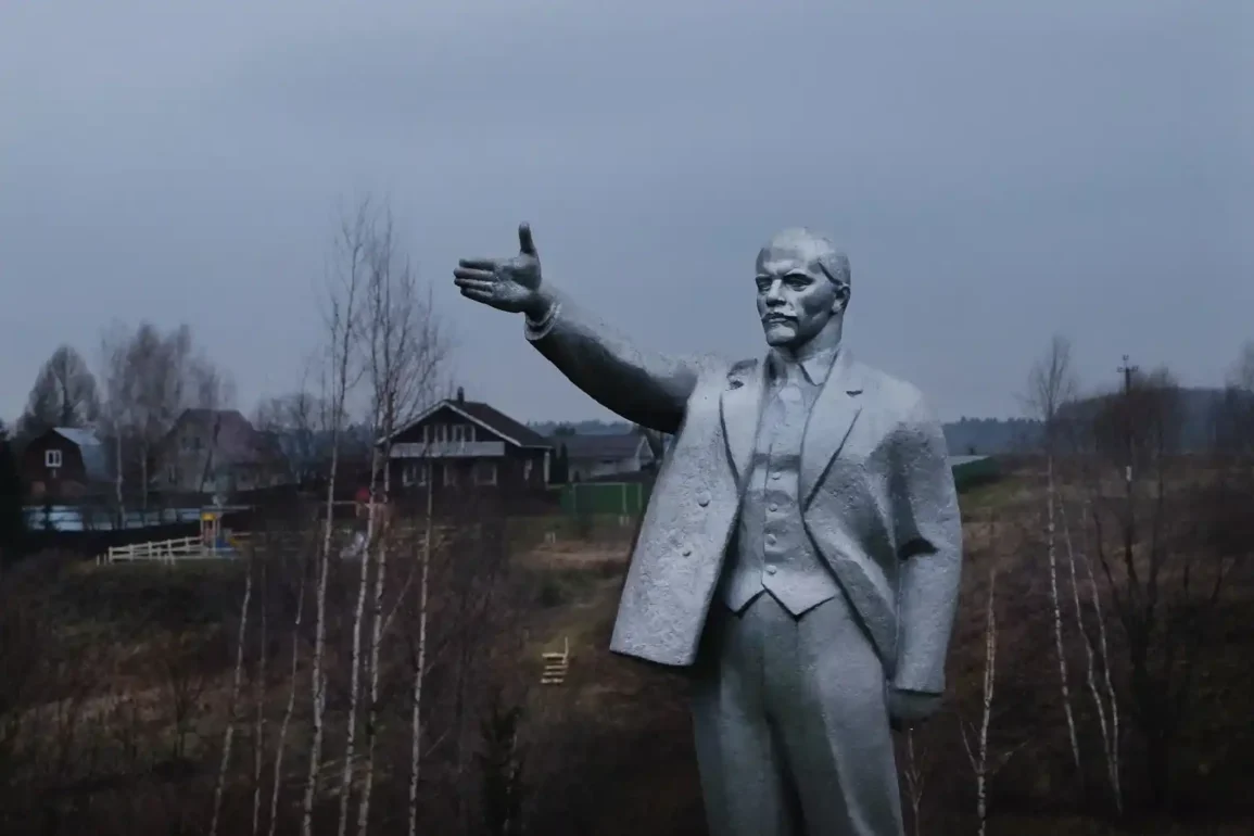 Ананьино ступинского района. Памятник В. И. Ленину. Фото Анны Салтыковой. Фотопроект “Наличники”.