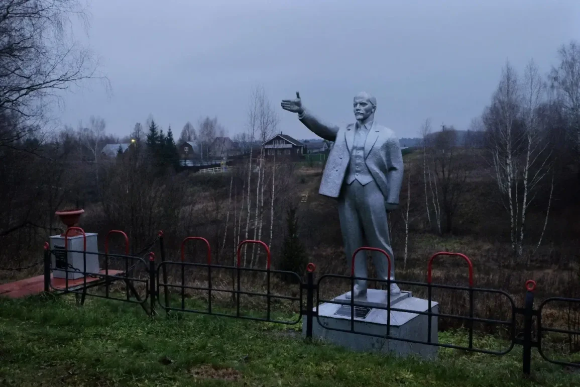 Ленин, путь указующий. Деревня Ананьино, ступинский район. Фото Анны Салтыковой. Фотопроект “Наличники”.
