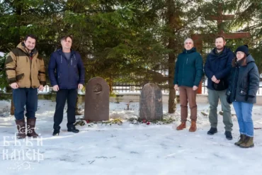 Представители МООО «ИИО "Белый Камень"» Е. В. Боговик, И. А. Рябов, В. М. Шлёнсков, К. Ю. Низамутдинов у Покровского храма с. Марьинское г. о. Ступино установили надгробие с могилы Н. Д. Иванчина-Писарева. 20 ноября 2022 г. Источник: https://belkam.su/kenotaf-n-d-ivanchinu-pisarevu/.