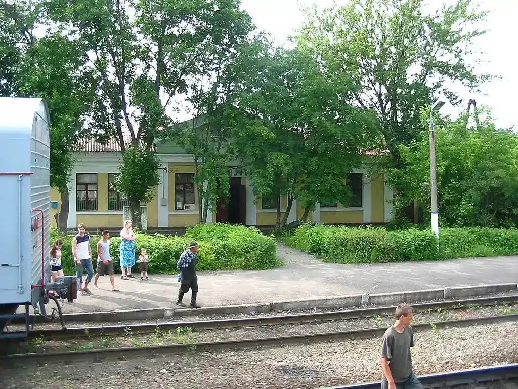 Вид на заброшенный вокзал в Мякинино ступинского района со стороны железной дороги. Апрель 2024 года. Фотография Залата Татьяны.