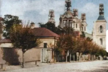 Старинная открытка (колоризированная в 2023 году) “Брусенская улица и женский монастырь”. Открытка с сайта: livejournal.com/humus.