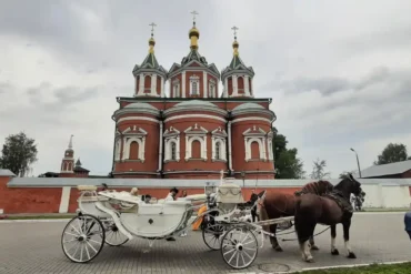 Успенский Брусенский монастырь и экипаж. Редкий момент, когда на улице Лажечникова почти никого нет в кадре. 02.09 2023.