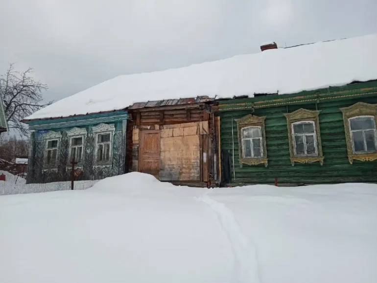 Дубечино, ступинский район (Ступинский городской округ). Один дом в двух оформлениях. Фотограф – Николай Салтыков. Фотопроект “Наличники”.