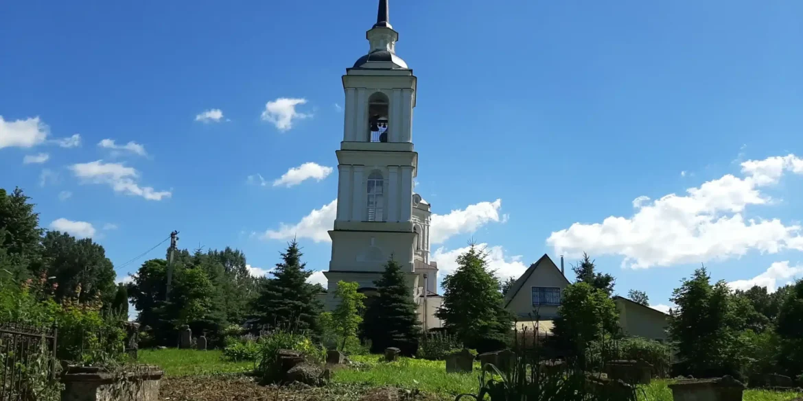 Храм Троицы Живоначальной в Голочелово городского округа "Ступино". Вид с некрополя. 22 июня 2024 г. Автор фото - Залата Татьяна.