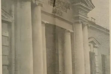 Здание Московского городского банка, г. Кашира. Фото С. Фридлянда. Огонёк, 1926. - № 45 (189).