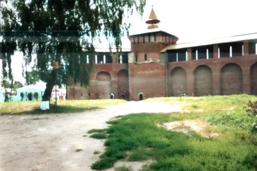 Грановитая башня Коломенского кремля, вид из Брусенского монастыря, 2004 год. Из архива Татьяны Залата.