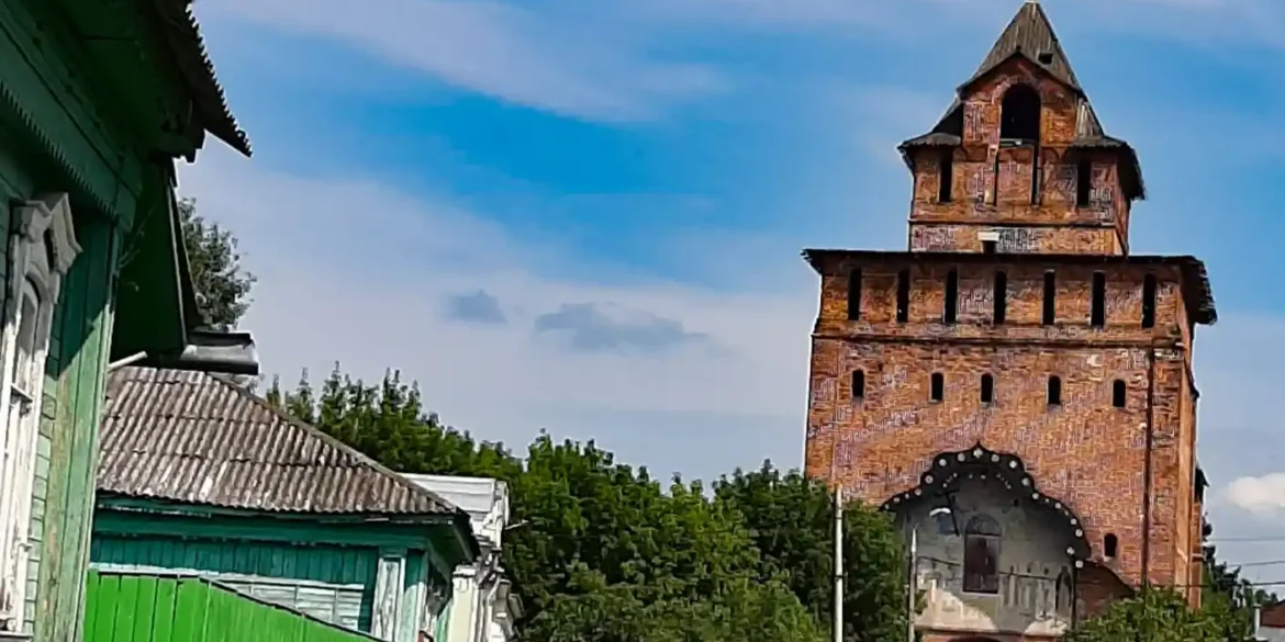 Коломна, вид на Пятницкие ворота со стороны улицы Исаева, 2022 год.