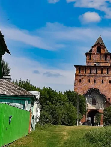 Коломна, вид на Пятницкие ворота со стороны улицы Исаева, 2022 год.