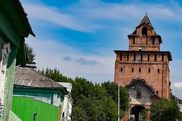 Коломна, вид на Пятницкие ворота со стороны улицы Исаева, 2022 год.