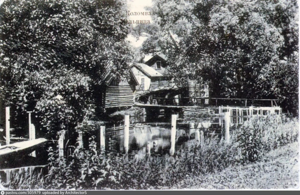Мельница на реке Коломенка 1890 – 1916 Автор: Изд. Шевлягиных г.Кломна Источник: книга-альбом "И явственна с иною жизнью связь..." подзаглавие "Подмосковье на старинных открытках". А.Н.Ларина, С.Ю.Шокарев. Историко-культурное издание. М.; "Дизайн. Информация. Картография" 2007г. Подпись на вотермарке: uploaded by ArchitectorS. Сайт pastvu.com.