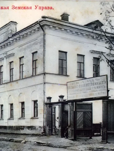 Коломенская земская управа на Мещаниновской улице, размещенное изображение - с открытки издания Л. М. Белоусовой, 1906 год. Во дворе - земский склад, на вывеске: "Склад сельскохозяйственных машин, орудий, семян, медов, лечебных трав и кустарных изделий Коломенского уездного земства". В саду управы - показательная пасека земства, при управе же - музей пчеловодства. Источник: книга-альбом "И явственна с иною жизнью связь..." подзаглавие "Подмосковье на старинных открытках". А.Н.Ларина, С.Ю.Шокарев. Историко-культурное издание. М.; "Дизайн. Информация. Картография" 2007 г. Источник: pastvu.com, uploaded by ArchitectorS.