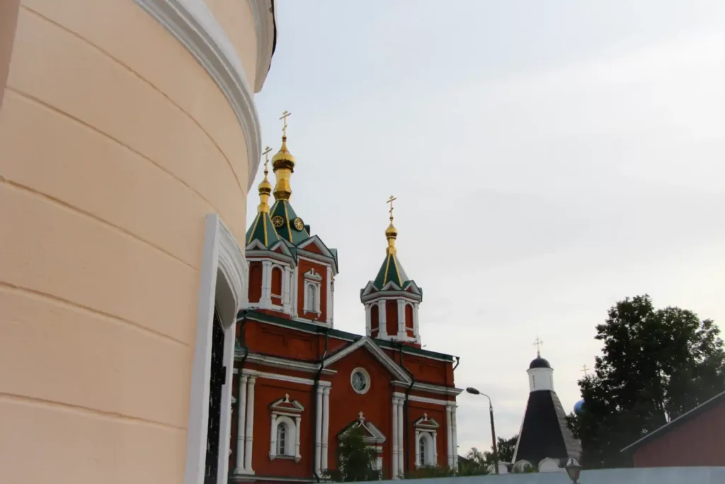 Крестовоздвиженский (на переднем плане) собор и Успенский храм Брусенского монастыря в Коломне. Фотография Залата Т. К., 2023 год. Крестовоздвиженский (на переднем плане) собор и Успенский храм Брусенского монастыря в Коломне. Фотография Залата Т. К., 2023 год.