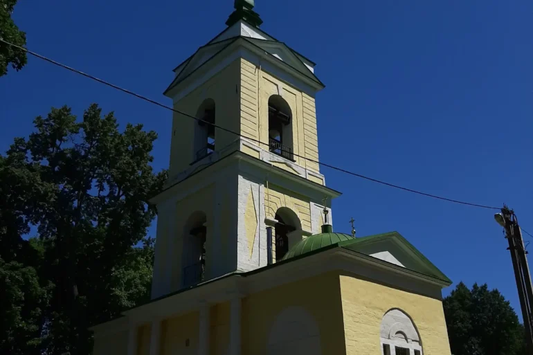 Крестовоздвиженский храм села Марьинка Ступинского городского округа. Июль 2024 года. Фотография Татьяны Залата.