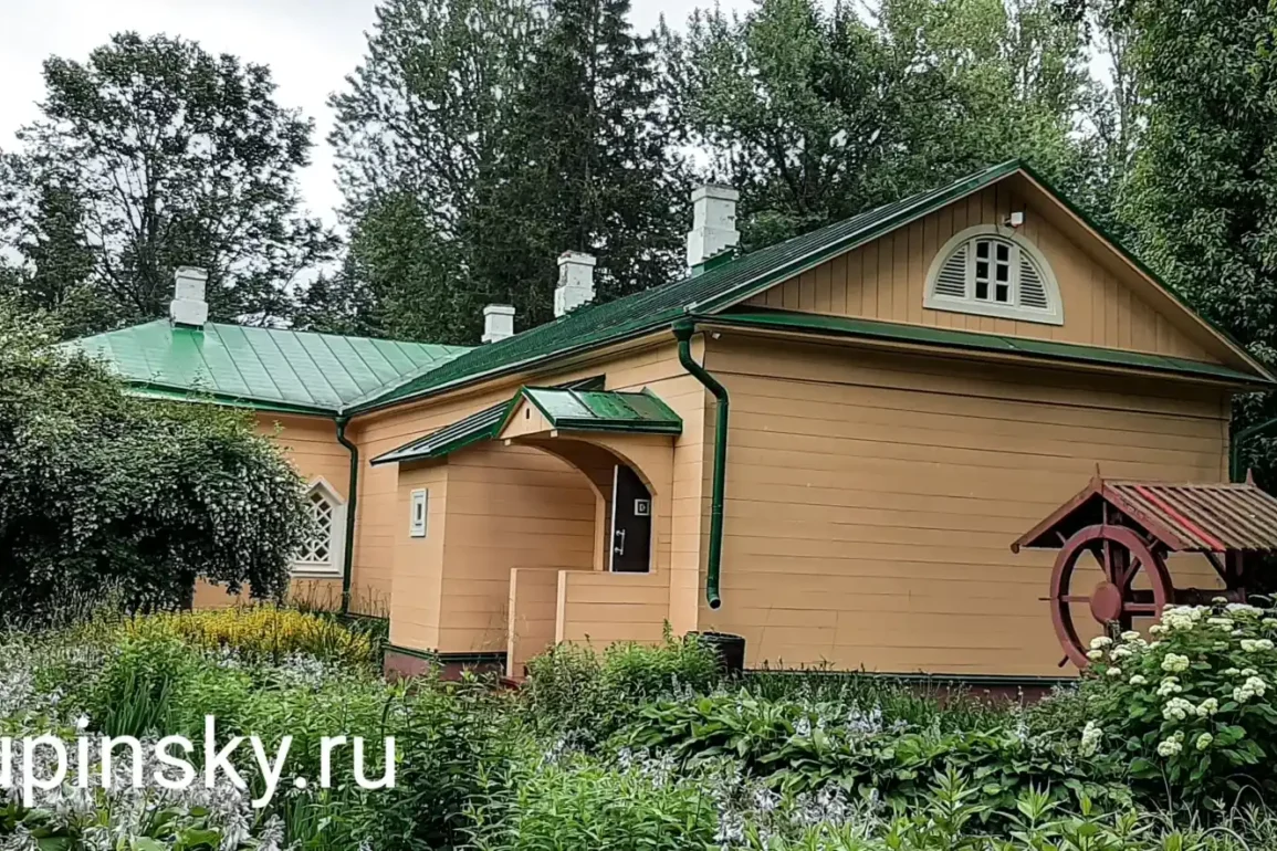 Вид на усадьбу А. П. Чехова в Мелихово со стороны флигель-кухни.