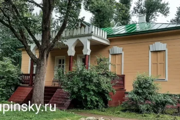Веранда главного дома усадьбы "Мелихово". Дождь.