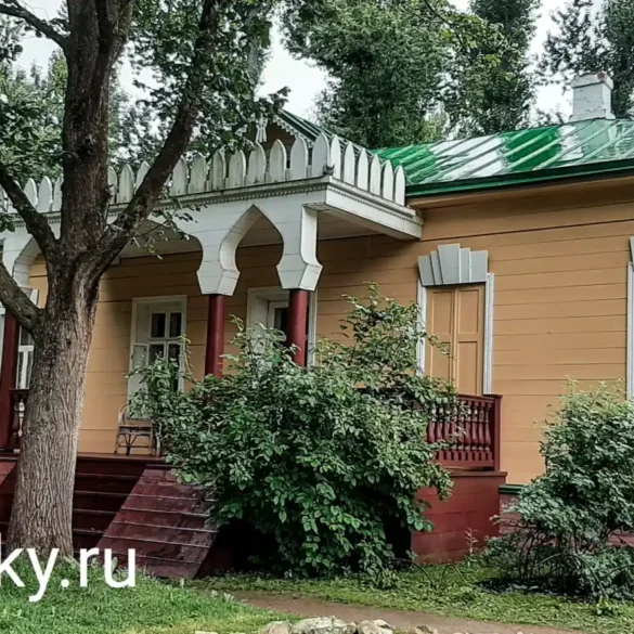 Веранда главного дома усадьбы "Мелихово". Дождь.