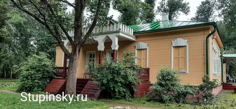 Веранда главного дома усадьбы "Мелихово". Дождь.