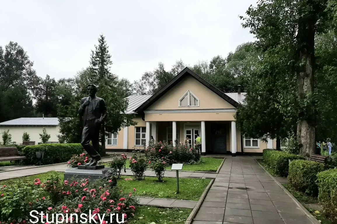 Вход в музей "Мелихово": памятник А. П. Чехову и театрально-выставочный зал.