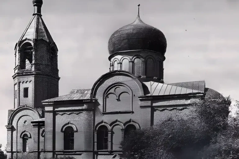 Успенский храм с. Мячково Коломенского района (заложен в 1868). Построен вместо старого деревянного. Источник фотографии: Памятники архитектуры Московской области [Текст] : иллюстрированный научный каталог / под общ. ред. Е. Н. Подъяпольской ; Ком. по культуре Администрации Моск. обл. Центр. науч.-реставрац. проект. мастерские М-ва культуры РФ. - Москва : Стройиздат, 1999-. Вып. 3: Коломенский район, Красногорский район, Ленинский район, Лотошинский район, Луховицкий район, Люберецкий район, Можайский район, Город Лобня, Город Лыткарино / Е. Н. Подъяпольская, А. А. Разумовская, Г. К. Смирнов. - 1999. - С. 107.