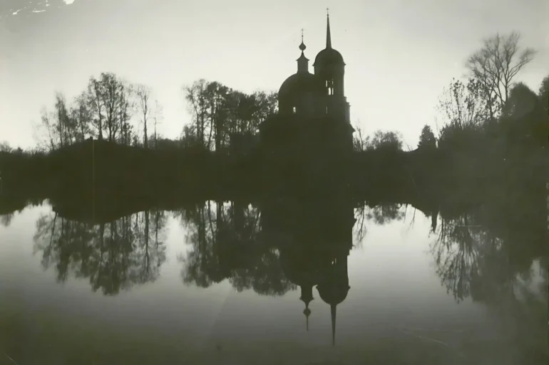 Знаменский храм села Непецино Коломенского района (?). Фотография 1931 года, фотограф - Маргарет Бурк-Вайт. Храм построен в 1806 году.