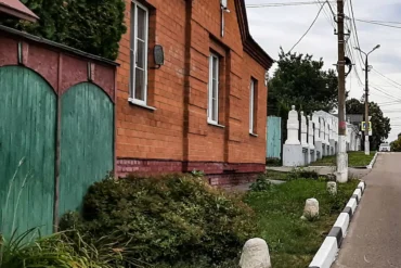 Отбойные тумбы в Коломне на улице Арбатской. Сентябрь 2022 г. Фото из архива Залата Т. К.