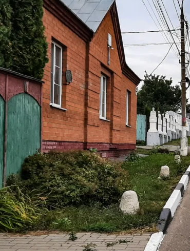 Отбойные тумбы в Коломне на улице Арбатской. Сентябрь 2022 г. Фото из архива Залата Т. К.