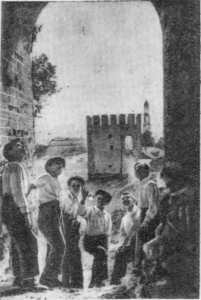 Пионеры сводной дружины 3-й и 6-й коломенских школ (лето 1948 года). Слева направо — Юра Ткачёв, Игорь Кирюхин, Витя Голубев, Лёва Кузнецов, Валерий Смирнов и Толя Китин в Погорелой башне. Вдали видна Спасская башня. Лёва Кузнецов рассказывает товарищам об историческом прошлом коломенского Кремля. Источник: Пионерская правда, 1948, N 47 (3133).