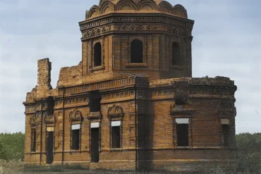Покровская церковь погоста Красна (бывш. Коломенский уезд, сейчас - Коломенский район). Колоризированное изображение. Источник: Памятники архитектуры Московской области [Текст] : иллюстрированный научный каталог / под общ. ред. Е. Н. Подъяпольской ; Ком. по культуре Администрации Моск. обл. Центр. науч.-реставрац. проект. мастерские М-ва культуры РФ. - Москва : Стройиздат, 1999 - С. 104.