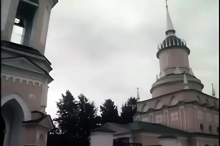 Церковь Николая Чудотворца на погосте Старки (Черкизово), Коломенский район. Кадр из фильма "Аферисты", 1990 год (реж. В. Н. Шиловский).