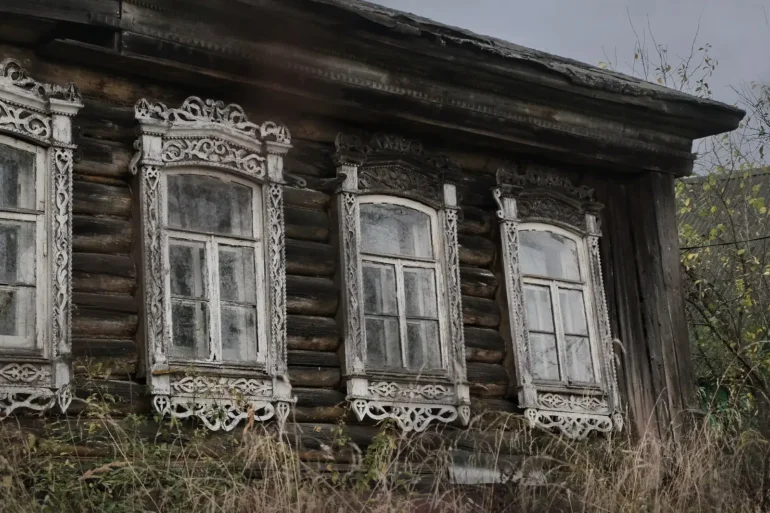 Хрупкая красота. Деревня Полушкино. Ступинский городской округ (ступинский район). Фотограф – Анна Салтыкова. Фотопроект “Наличники”.