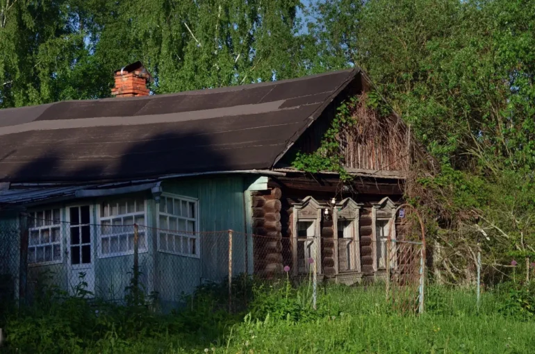 Ласковое солнце. Деревня Полушкино. Ступинский городской округ (ступинский район). Фотограф – Анна Салтыкова. Фотопроект “Наличники”.