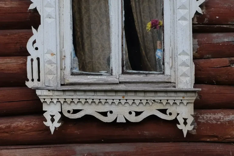 В д. Полушкино. Ступинский городской округ (ступинский район). Фотограф – Анна Салтыкова. Фотопроект “Наличники”.