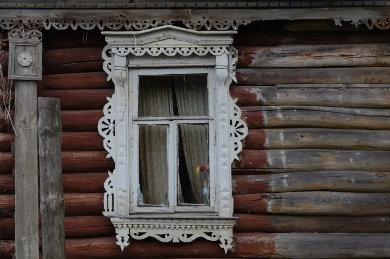 Резьба на доме в деревне Полушкино. Ступинский городской округ (ступинский район). Фотограф – Анна Салтыкова. Фотопроект “Наличники”.