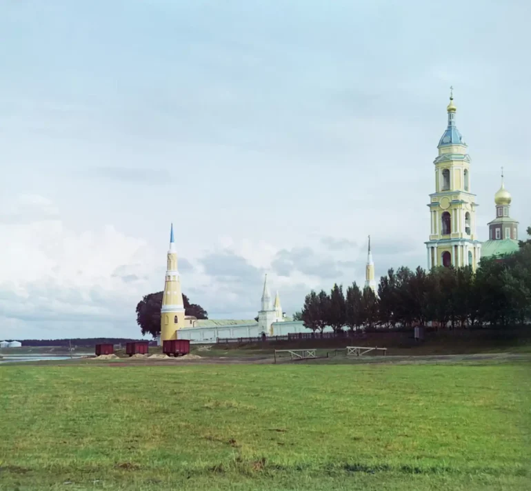 Богоявленский Голутвин монастырь. Видна река Москва и резервуары для хранения топлива. Снимок авторства С. М. Прокудина-Горского, 1912. Источник фото: http://prokudin-gorskiy.ru/.