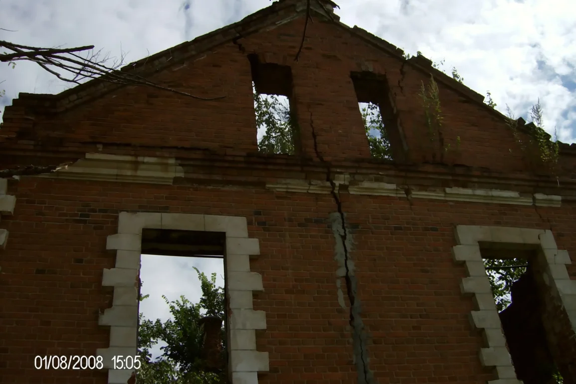 Фасад старой электростанции в усадьбе “Сенницы”. 2008 год. По сообщениям в интернете, на 2017 год всё выглядит гораздо плачевнее. Из архива Залата Т. К.