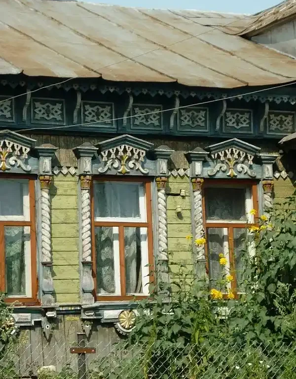 Богато украшенный дом в селе Старое Ступинского района. Фотопроект "Наличники". 2010 год. Фото из архива Залата Татьяны.