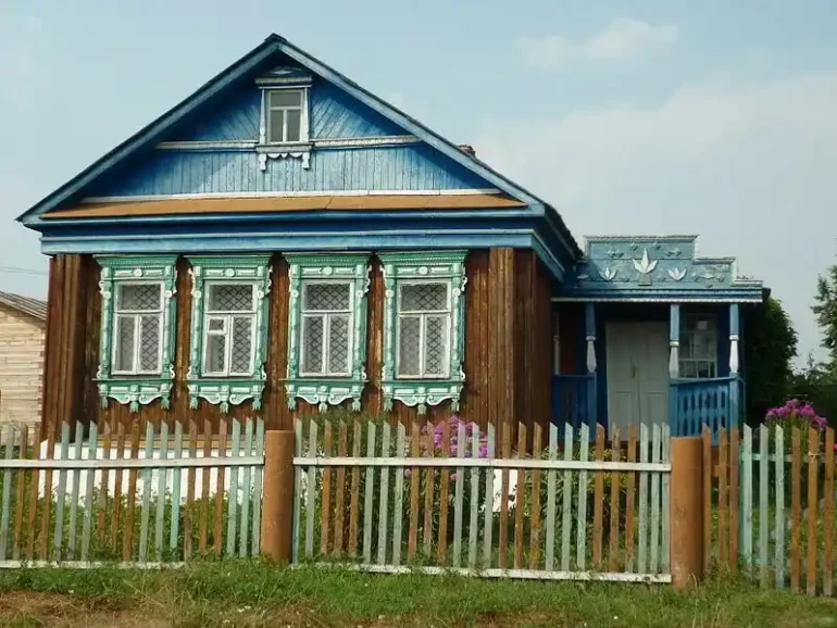 Дом с крыльцом в селе Старое Ступинского района. Лето 2010 года. Фотография Т. К. Залата.