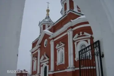 Вход в Успенский Брусенский монастырь Коломны.